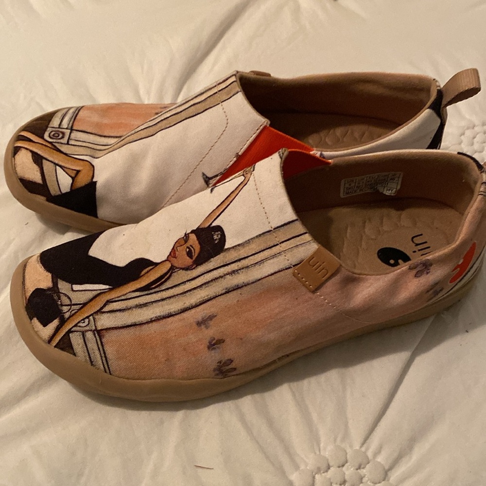UIN women’s shoes size 9